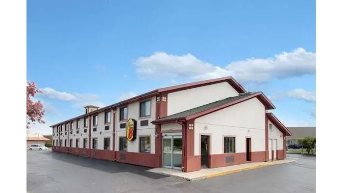 Super 8 by Wyndham Crystal Lake 4