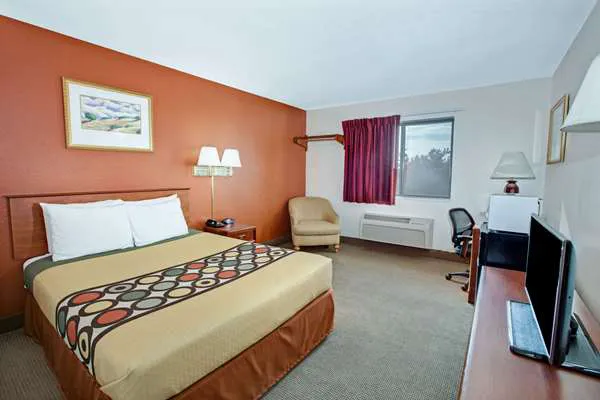 Super 8 by Wyndham Crystal Lake 4