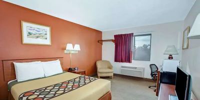 Super 8 by Wyndham Crystal Lake