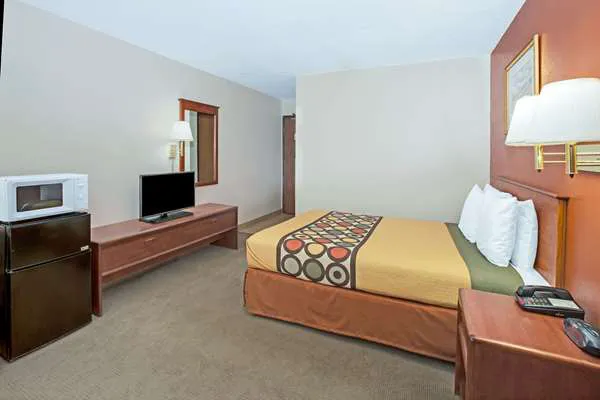 Super 8 by Wyndham Crystal Lake 4