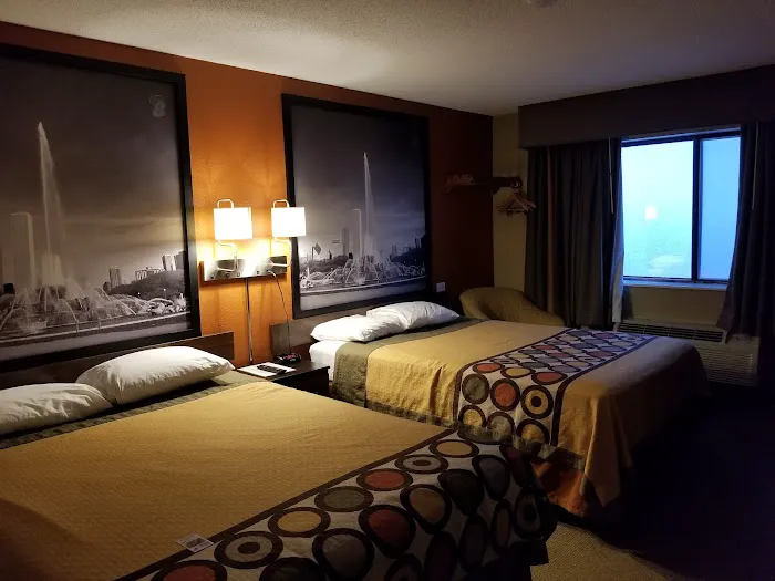 Super 8 by Wyndham Crystal Lake 4
