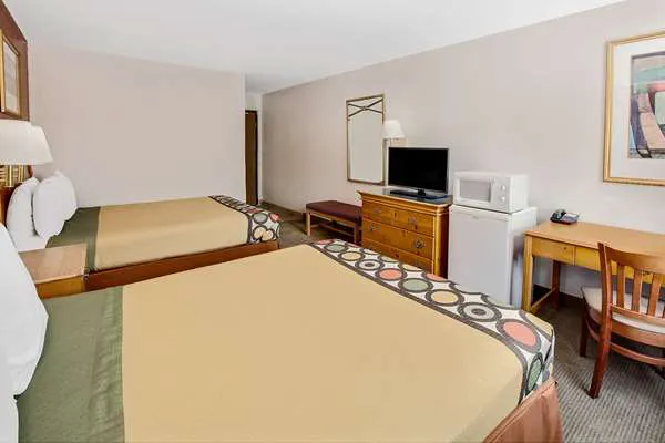 Super 8 by Wyndham Crystal Lake 4