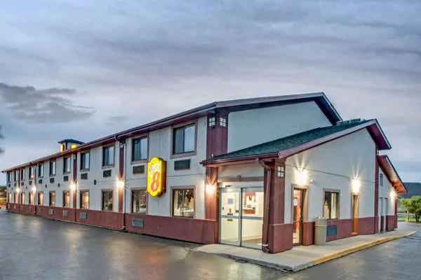 Super 8 by Wyndham Crystal Lake 4