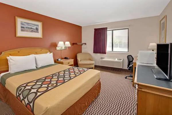 Super 8 by Wyndham Crystal Lake 4