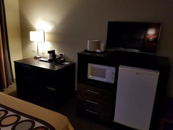 Super 8 by Wyndham Crystal Lake 4