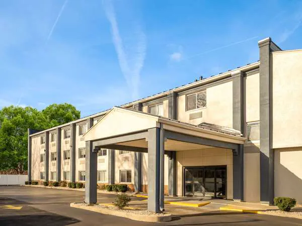 AmericInn by Wyndham Woodstock IL 4
