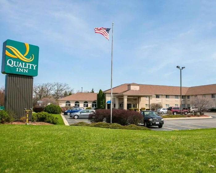 Quality Inn & Suites Woodstock near Lake Geneva 4