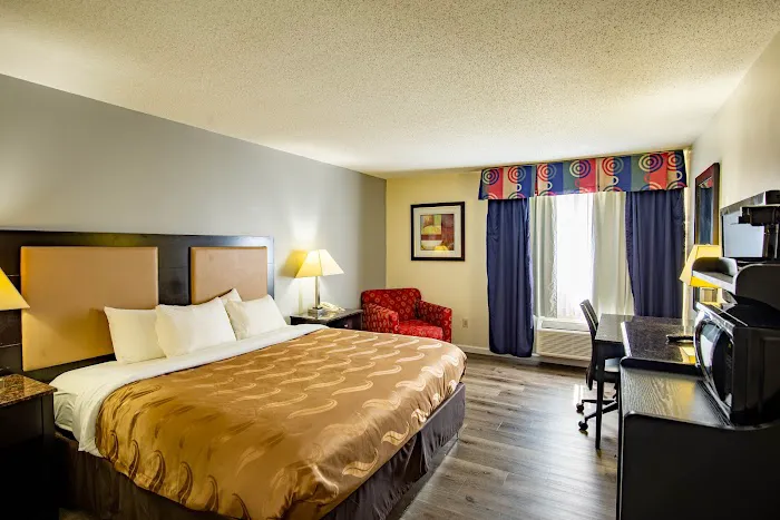 Quality Inn & Suites Woodstock near Lake Geneva 4