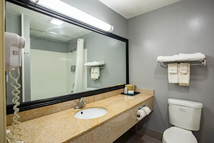 Quality Inn & Suites Woodstock near Lake Geneva 4