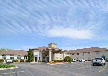 Quality Inn & Suites Woodstock near Lake Geneva 4