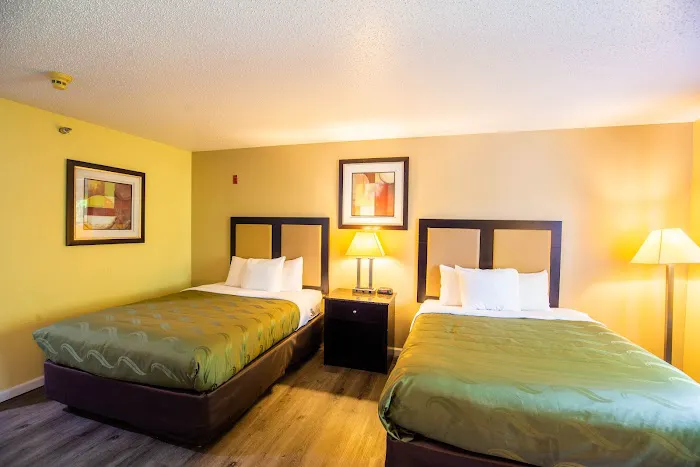 Quality Inn & Suites Woodstock near Lake Geneva 4