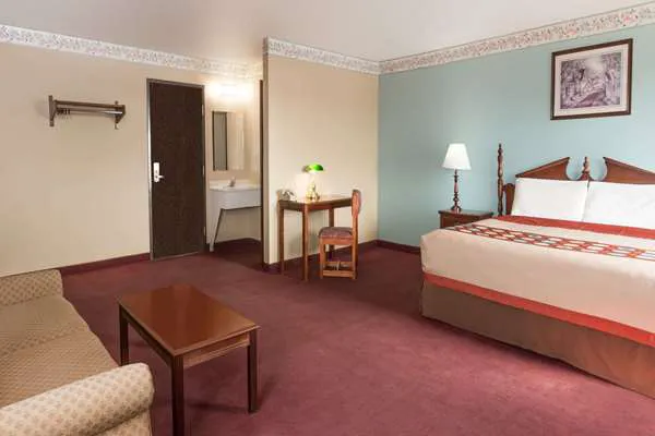 Super 8 by Wyndham Woodstock 4