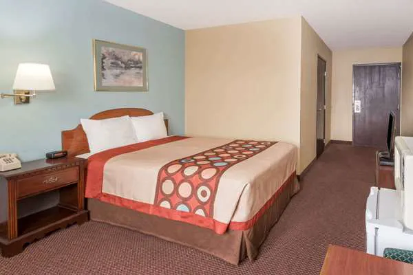 Super 8 by Wyndham Woodstock 4