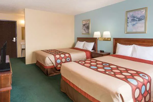 Super 8 by Wyndham Woodstock 4