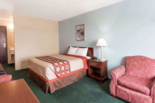 Super 8 by Wyndham Woodstock 4