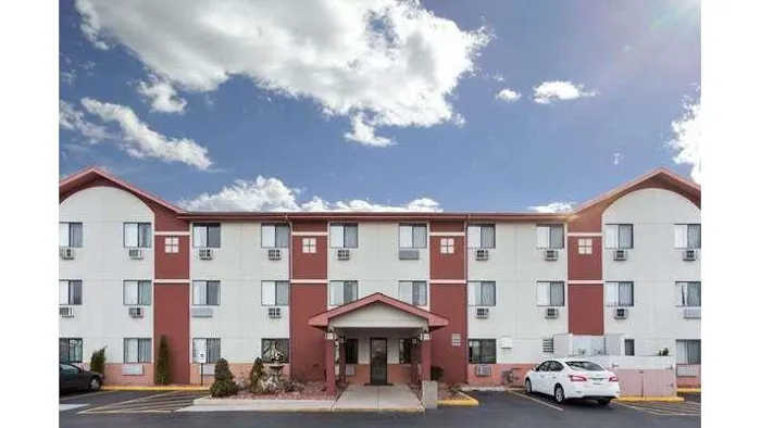 Super 8 by Wyndham Mundelein/Libertyville Area 4