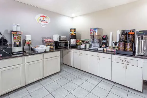 Super 8 by Wyndham Mundelein/Libertyville Area 4