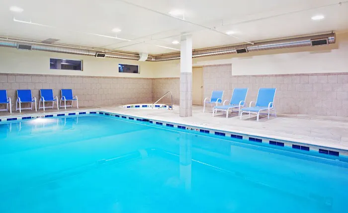 Holiday Inn Express & Suites Chicago North-Waukegan-Gurnee by IHG 4