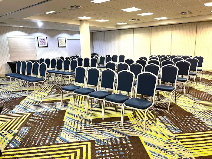 Holiday Inn Express & Suites Chicago North-Waukegan-Gurnee by IHG 4