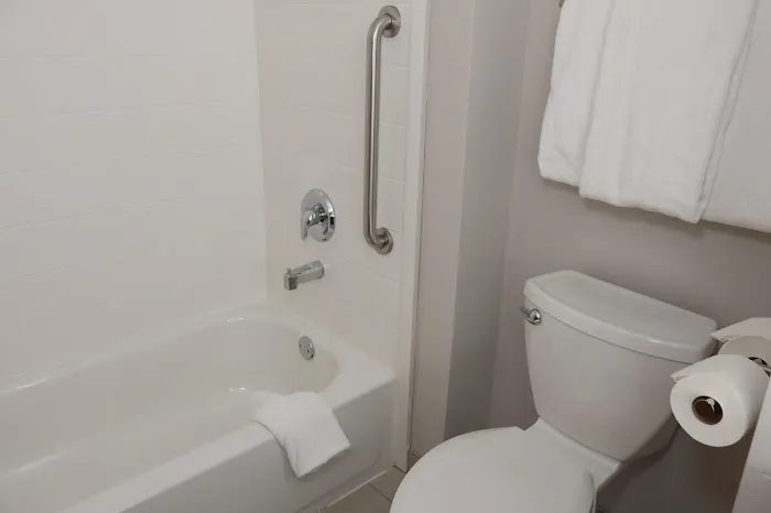 Holiday Inn Express & Suites Chicago North-Waukegan-Gurnee by IHG 4