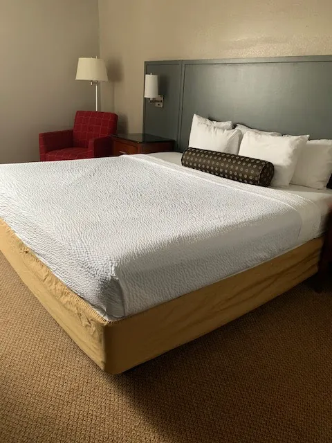 Days Inn by Wyndham Great Lakes Naval Base 4