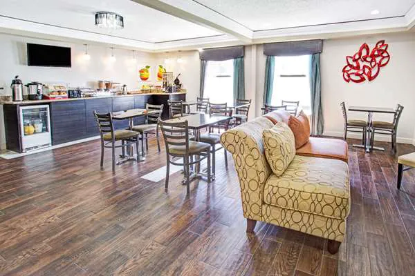Days Inn by Wyndham Great Lakes Naval Base 4