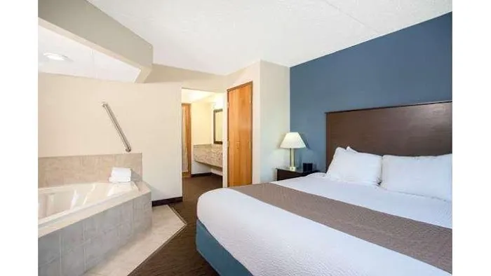 AmericInn by Wyndham Green Bay West 4
