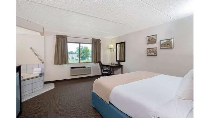 AmericInn by Wyndham Green Bay West 4