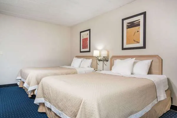 Days Inn by Wyndham La Crosse Conference Center 4