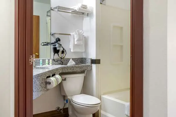 Quality Inn & Suites 4