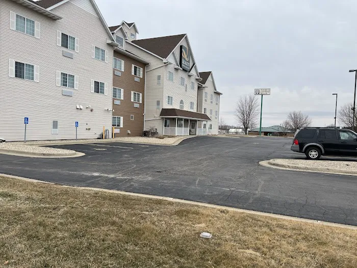 Quality Inn & Suites Dixon near I-88 4