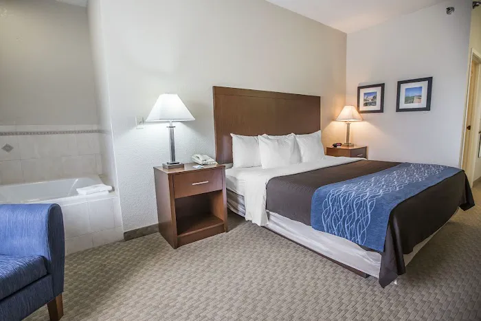 Quality Inn & Suites Dixon near I-88 4