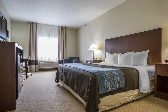 Quality Inn & Suites Dixon near I-88 4