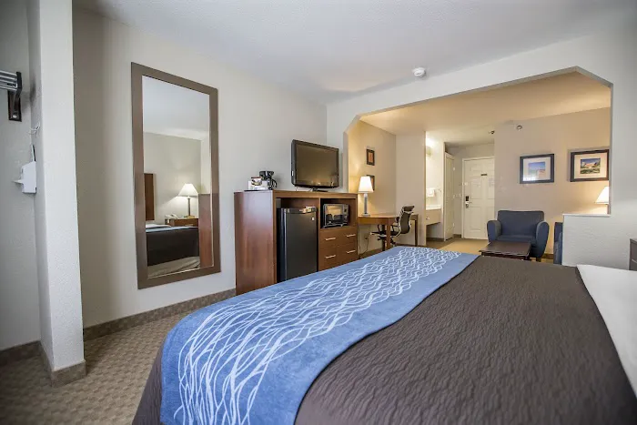 Quality Inn & Suites Dixon near I-88 4