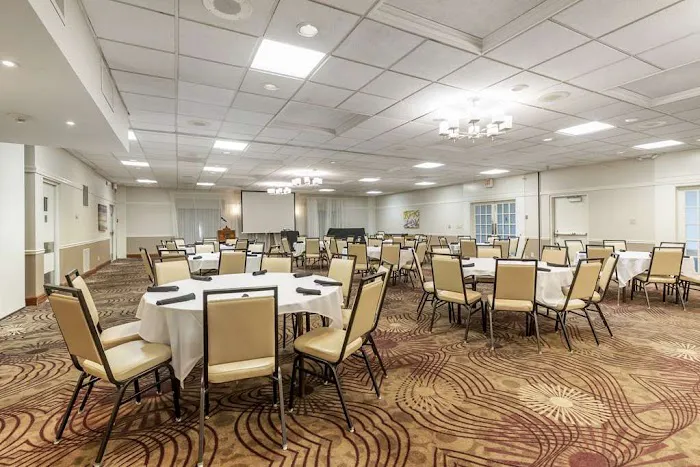 Best Western Plus Steeplegate Inn 4