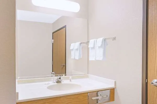 Super 8 by Wyndham Davenport 4