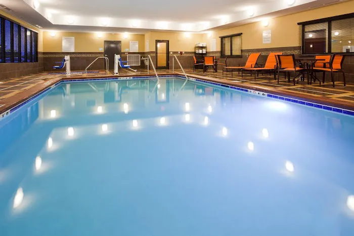 Holiday Inn Express & Suites Davenport by IHG 4