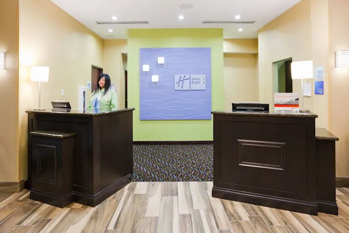 Holiday Inn Express & Suites Davenport by IHG 4