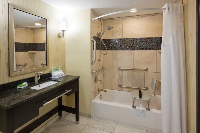 Holiday Inn Express & Suites Davenport by IHG 4