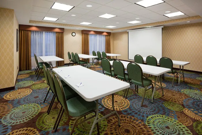 Holiday Inn Express & Suites Davenport by IHG 4
