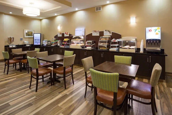 Holiday Inn Express & Suites Davenport by IHG 4