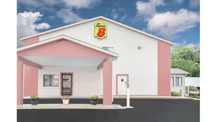 Super 8 by Wyndham East Moline 4