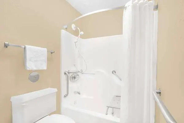 Super 8 by Wyndham East Moline 4