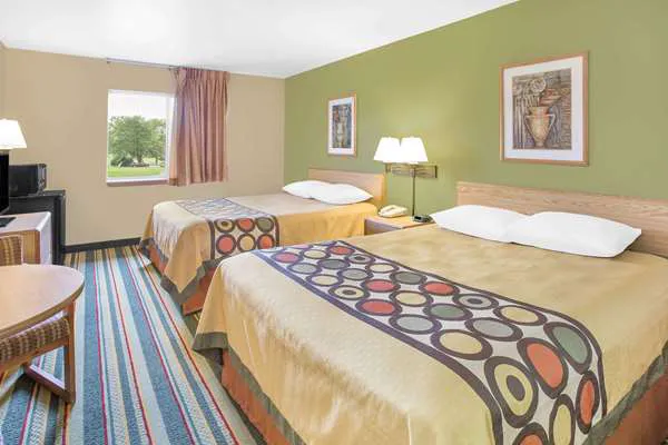 Super 8 by Wyndham East Moline 4