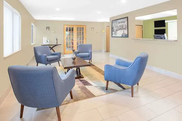 Super 8 by Wyndham East Moline 4