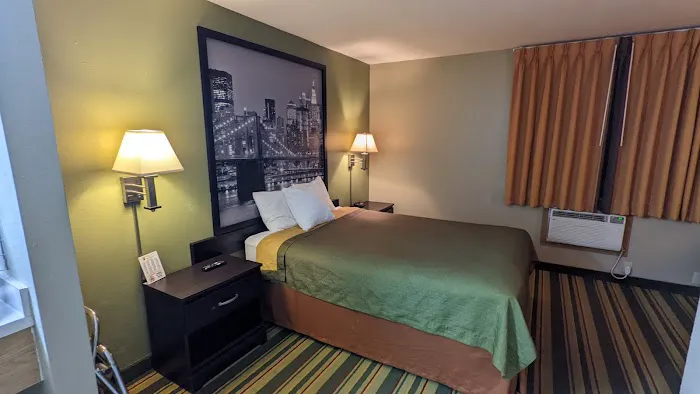 Super 8 by Wyndham East Moline 4