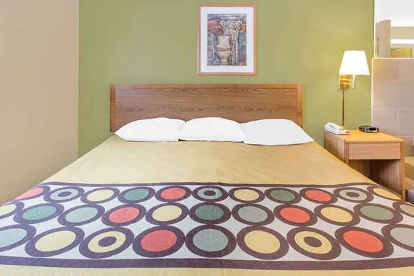 Super 8 by Wyndham East Moline 4