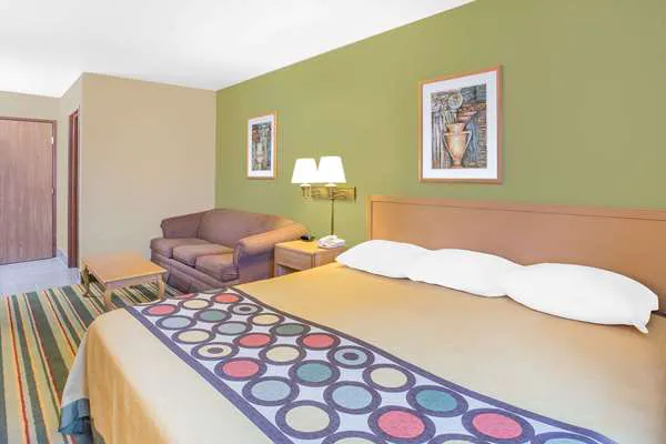 Super 8 by Wyndham East Moline 4