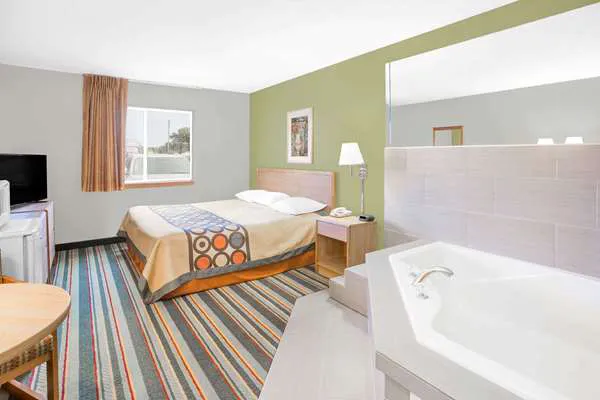 Super 8 by Wyndham East Moline 4