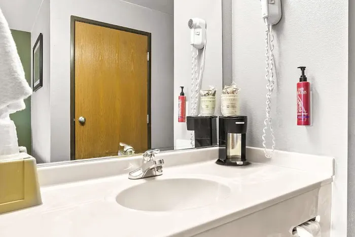 SureStay Plus by Best Western Bettendorf 4